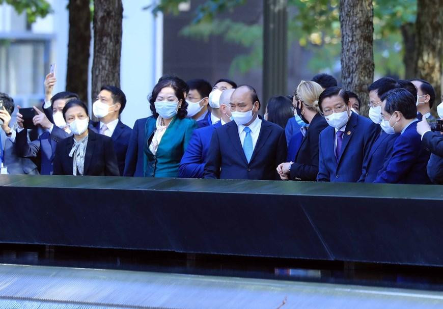 Chủ tịch nước Nguyễn Xuân Phúc thăm Khu tưởng niệm các nạn nhân của vụ khủng bố 11/9. (Ảnh: Thống Nhất/TTXVN) Chủ tịch nước Nguyễn Xuân Phúc thăm Khu tưởng niệm các nạn nhân của vụ khủng bố 11/9. (Ảnh: Thống Nhất/TTXVN)