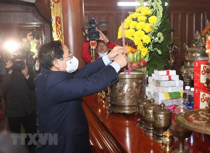 Thủ tướng Phạm Minh Chính dâng hương tưởng niệm Chủ tịch Hồ Chí Minh và các anh hùng liệt sỹ tại Quảng Bình. (Ảnh: Dương Giang/TTXVN)