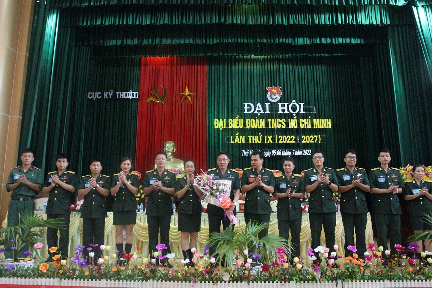 Đoàn đại biểu đi dự đại hội Đoàn cấp trên ra mắt đại hội