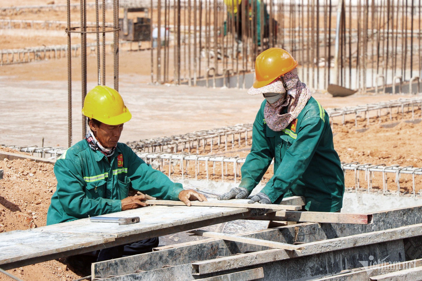 Đến nay, hàng trăm công nhân, kỹ sư vẫn đang miệt mài bám trụ trên công trường, làm việc ngày đêm và tranh thủ điều kiện thời tiết mùa khô thuận lợi đẩy mạnh thi công. Một số hạng mục đang vượt so với tiến độ đề ra.