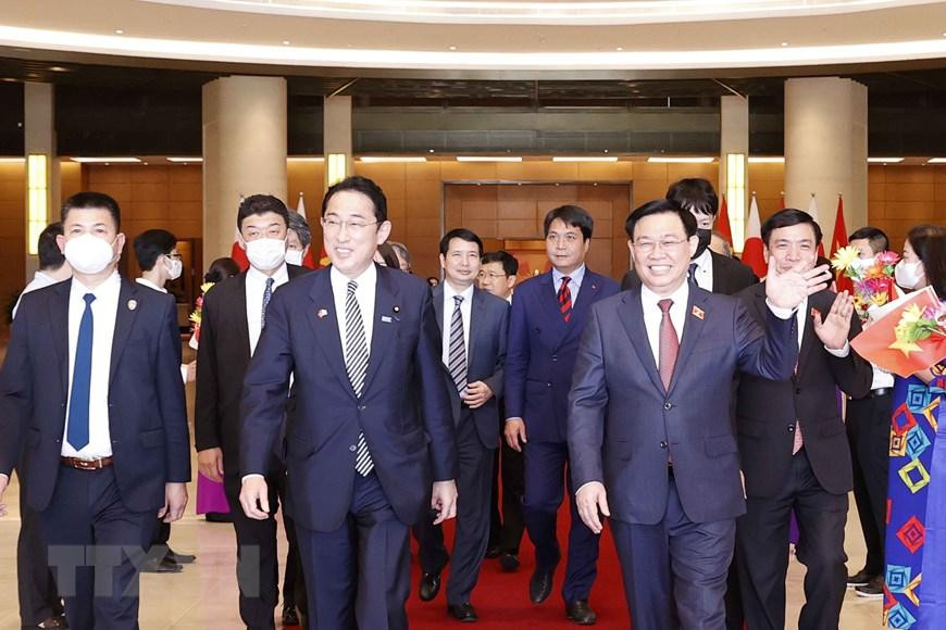 Chủ tịch Quốc hội Vương Đình Huệ và Thủ tướng Nhật Bản Kishida Fumio. (Ảnh: Doãn Tấn/TTXVN)