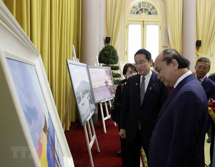 Chủ tịch nước Nguyễn Xuân Phúc và Thủ tướng Nhật Bản Kishida Fumio xem tác phẩm hội họa của họa sỹ Việt Nam về phong cảnh Nhật Bản. (Ảnh: Thống Nhất/TTXVN)