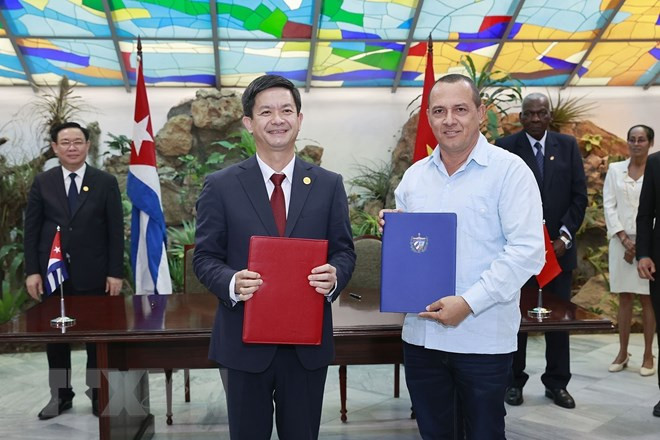 Chủ tịch Quốc hội Vương Đình Huệ và Chủ tịch Quốc hội Cuba chứng kiến lãnh đạo tỉnh Quảng Trị trao 50.000 USD tặng tỉnh Holquín cùng thỏa thuận hợp tác giữa hai địa phương. (Ảnh: Doãn Tấn/TTXVN)