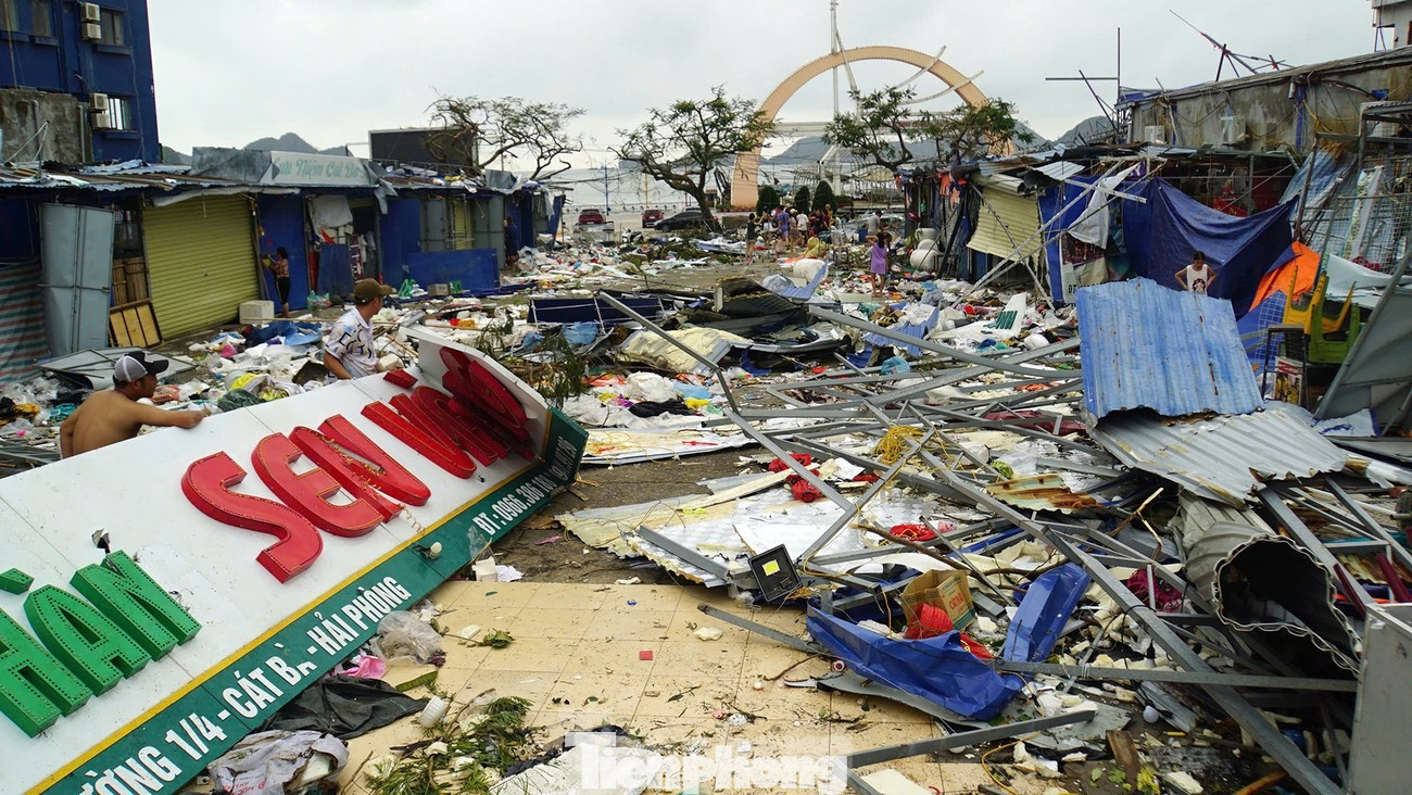 Tại chợ trung tâm thị trấn Cát Bà, hàng chục gian hàng của các hộ dân trở thành đống đổ nát, hoang tàn. Ảnh: Nguyễn Hoàn. Tại chợ trung tâm thị trấn Cát Bà, hàng chục gian hàng của các hộ dân trở thành đống đổ nát, hoang tàn. Ảnh: Nguyễn Hoàn.