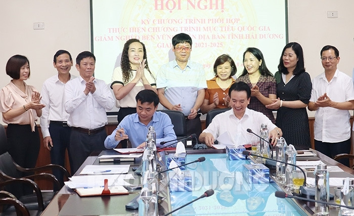 Lãnh đạo Ủy ban MTTQ tỉnh, Sở Lao động, Thương binh và Xã hội ký kết thực hiện các nội dung trong Chương trình mục tiêu quốc gia giảm nghèo bền vững của Hải Dương giai đoạn 2021-2025. Ảnh: Báo Hải Dương