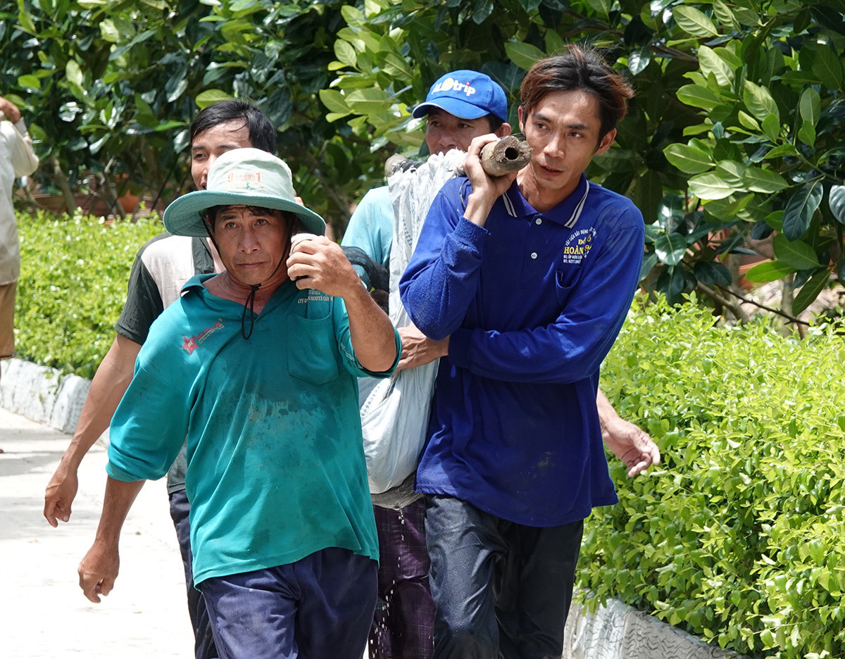 Phải 4 người mới khiêng nổi con cá tra dầu nặng hơn 100kg.