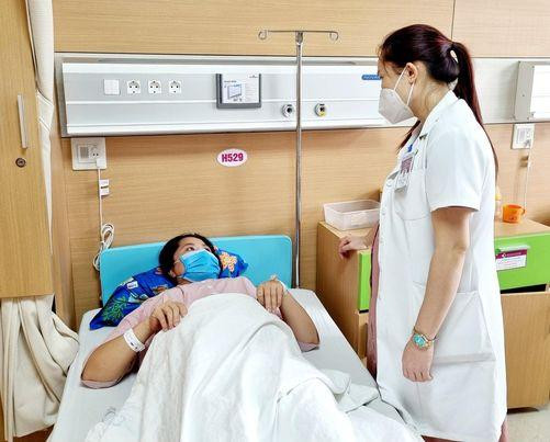 Bác sĩ Diến thăm khám cho thai phụ N. sau khi thực hiện khâu eo cổ tử cung