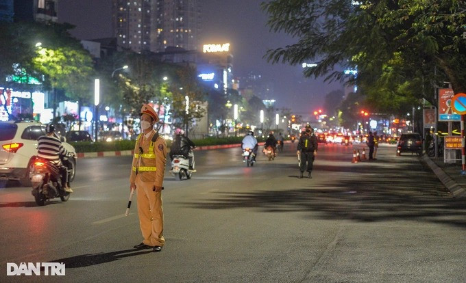 Tổ công tác đặc biệt Y14/141 Công an thành phố Hà Nội làm nhiệm vụ trên đường Trần Duy Hưng gần nút giao Hoàng Đạo Thúy bắt đầu từ 19h30 đến 23h30 đêm 5/1. Tổ công tác đặc biệt Y14/141 Công an thành phố Hà Nội làm nhiệm vụ trên đường Trần Duy Hưng gần nút giao Hoàng Đạo Thúy bắt đầu từ 19h30 đến 23h30 đêm 5/1.