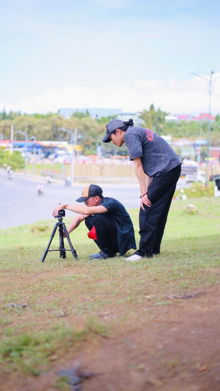 Anh Hảo hướng dẫn du khách tạo dáng phù hợp để có video ấn tượng. Anh Hảo hướng dẫn du khách tạo dáng phù hợp để có video ấn tượng.