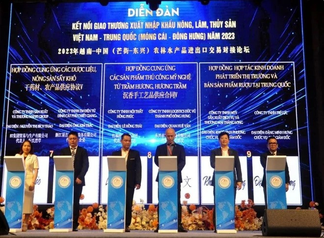 Các doanh nghiệp Việt Nam và Trung Quốc ký kết thành công 21 thỏa thuận, hợp đồng kinh tế về thúc đẩy xuất nhập khẩu hàng hóa. (Ảnh: Thanh Vân/TTXVN)