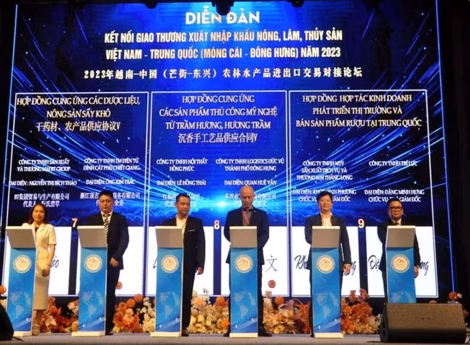 Các doanh nghiệp Việt Nam và Trung Quốc ký kết thành công 21 thỏa thuận, hợp đồng kinh tế về thúc đẩy xuất nhập khẩu hàng hóa. (Ảnh: Thanh Vân/TTXVN)