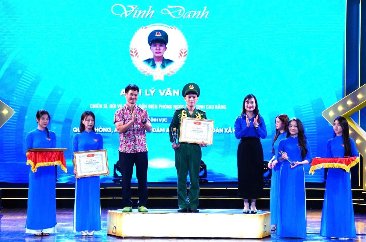 Binh nhất Lý Văn Vũ, chiến sĩ Đồn Biên phòng Ngọc Côn, BĐBP Cao Bằng nhận Giải thưởng “Thanh niên sống đẹp” năm 2024