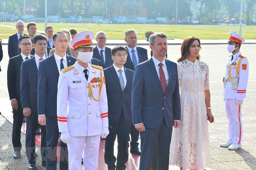 Thái tử kế vị Đan Mạch Frederik André Henrik Christian vào Lăng viếng Chủ tịch Hồ Chí Minh. (Ảnh: Minh Đức/TTXVN) Thái tử kế vị Đan Mạch Frederik André Henrik Christian vào Lăng viếng Chủ tịch Hồ Chí Minh. (Ảnh: Minh Đức/TTXVN)