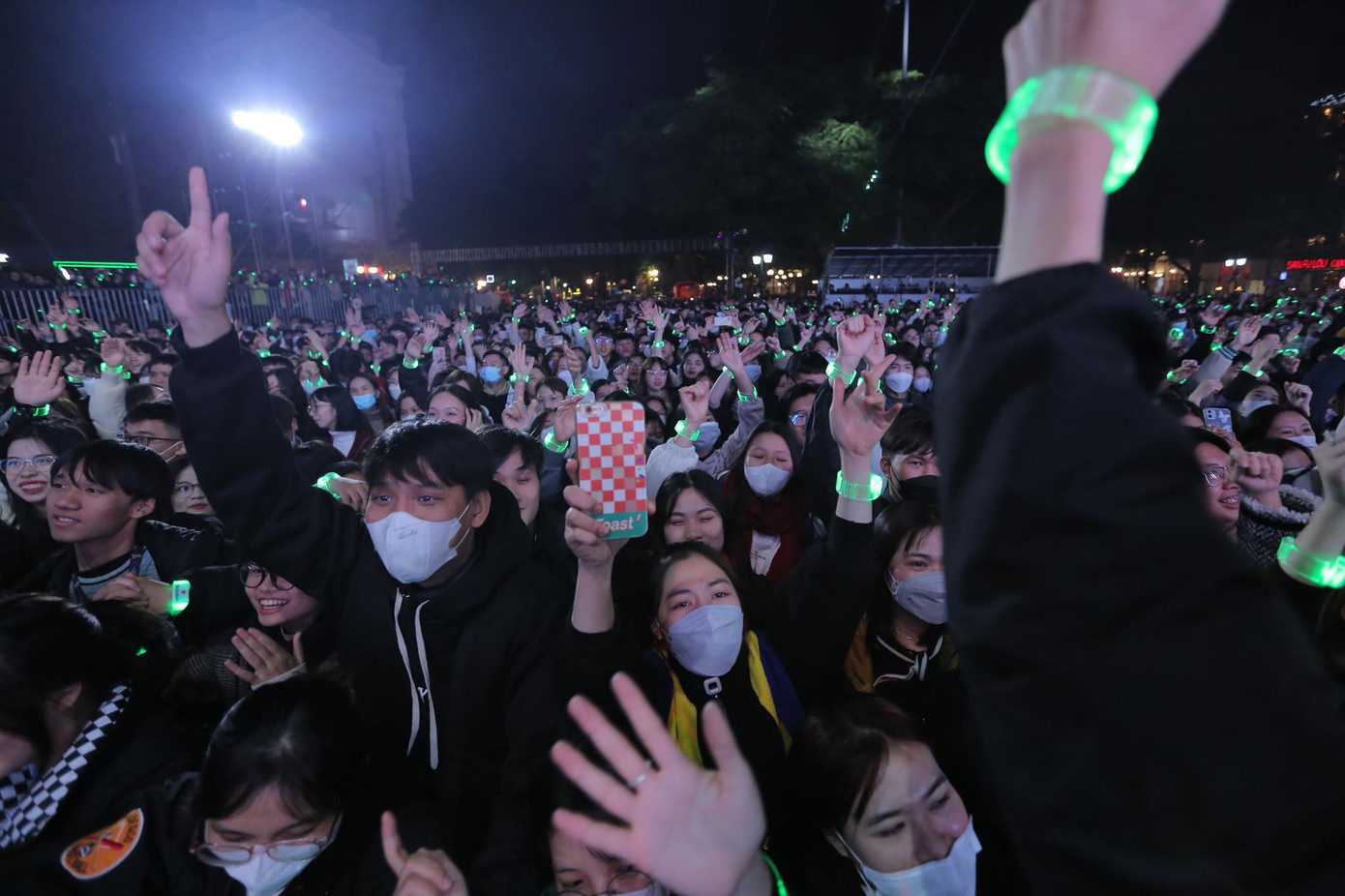 Thời tiết lạnh giá đặc trưng của Hà Nội vào những ngày này cũng không giảm được "nhiệt" của những người đến đây