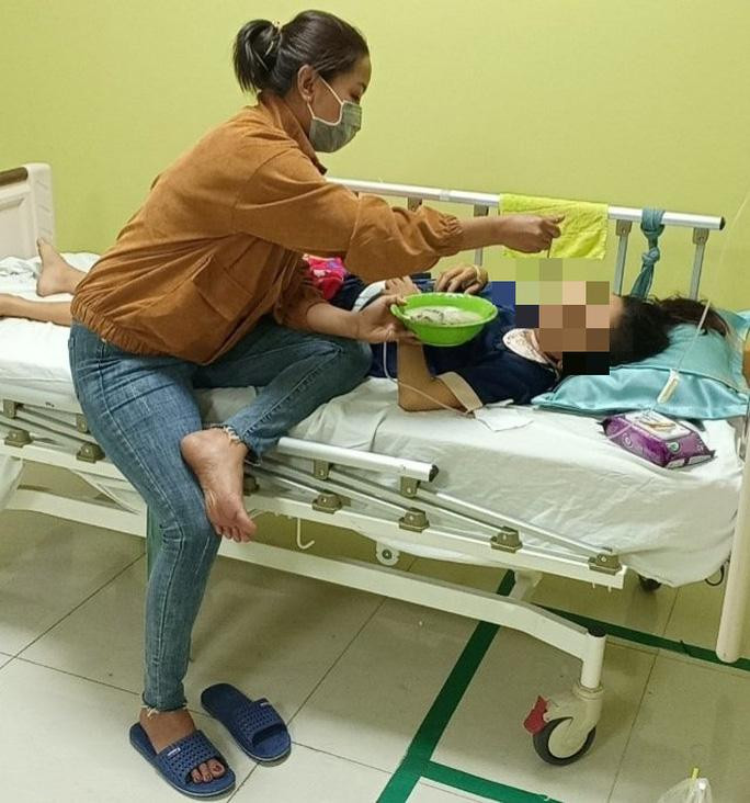 K đang được người nhà chăm sóc tại Bệnh viện Quân Y 175 Lời kể của Cô gái nhảy lầu vì bị ép tiếp khách trong quán Karaoke ở Bình Dương - Ảnh 1.