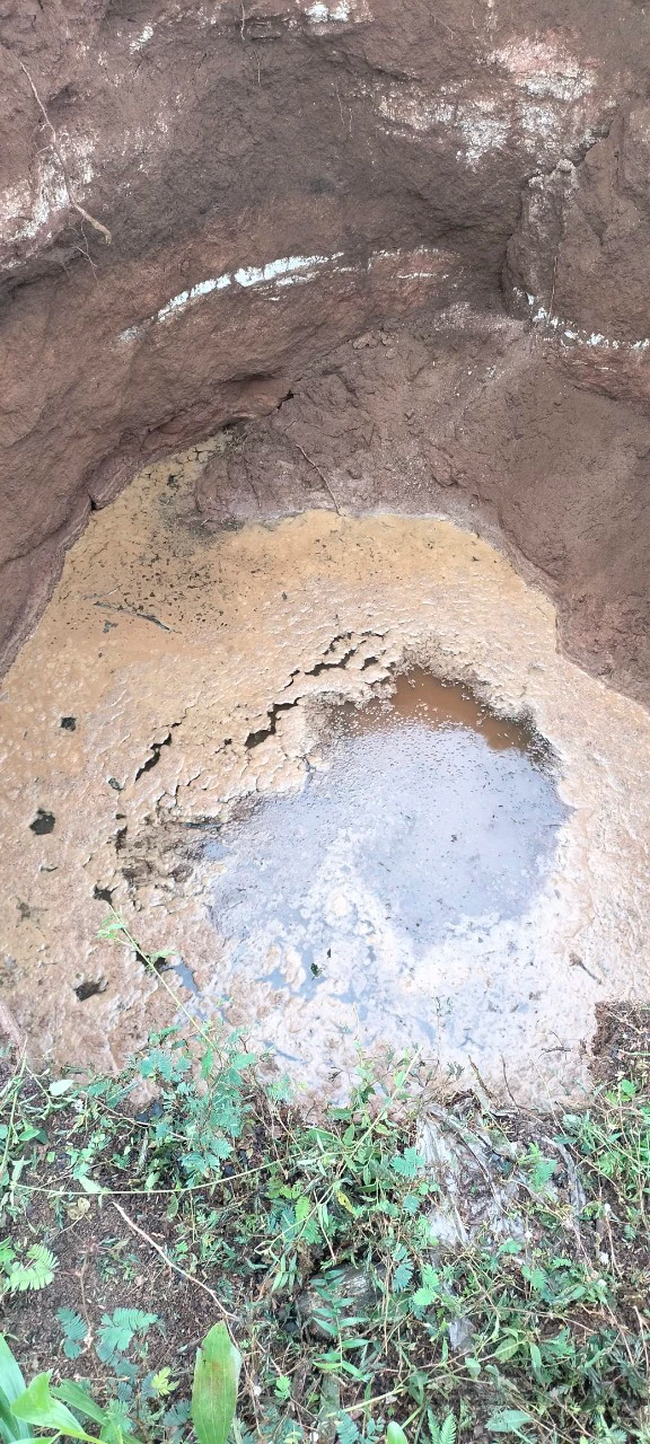 Dưới đáy hố sâu xuất hiện nước. Ảnh: CTV