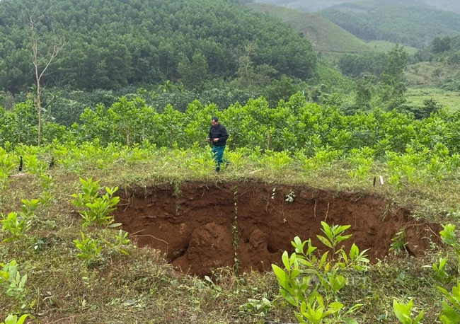 Hố sâu xuất hiện sau tiếng nổ lớn ở Quảng Nam. Ảnh: CTV