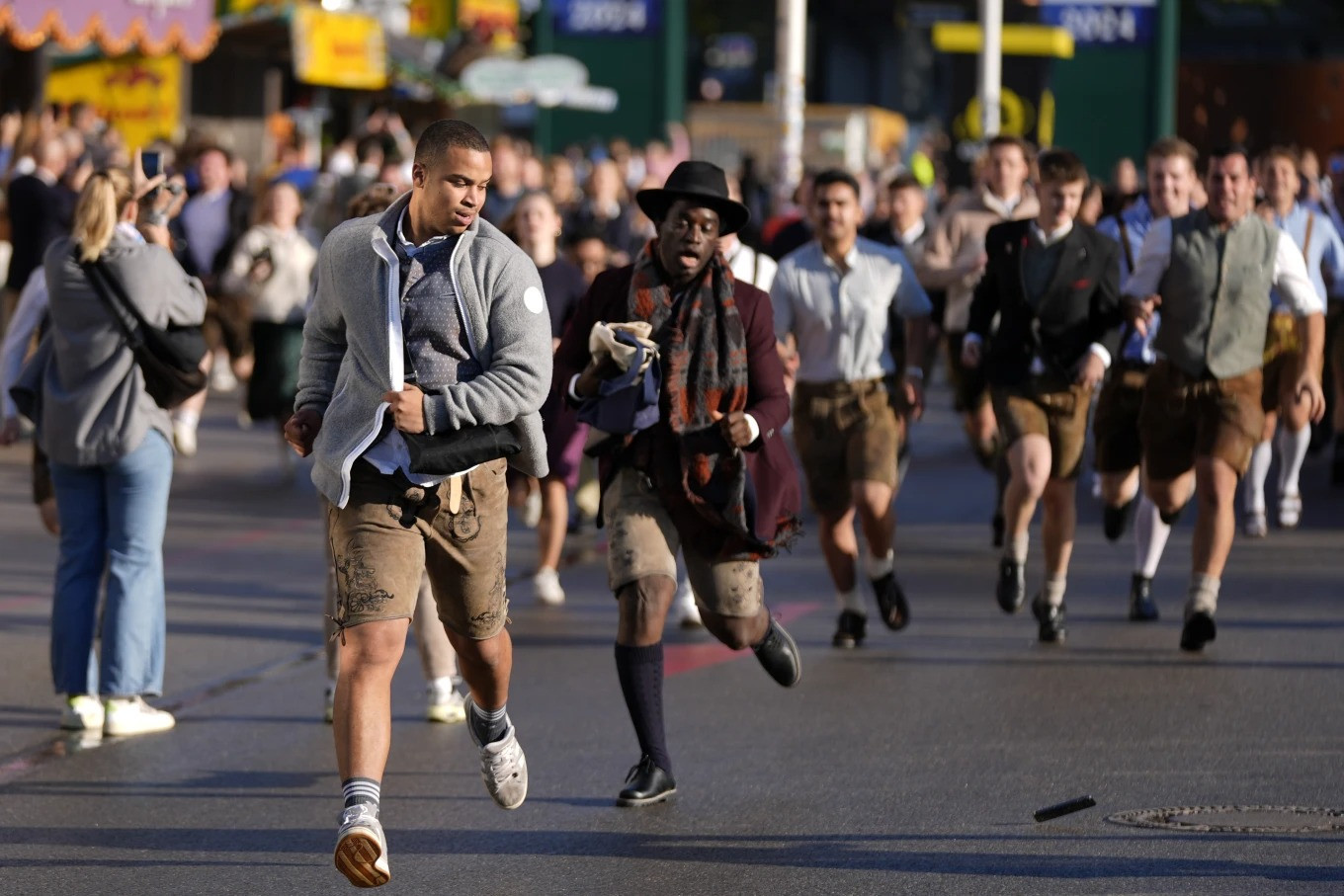 Nhiều người thực sự phải "chạy đua" để giành được vị trí đẹp trong hàng đợi. Ảnh: AP.