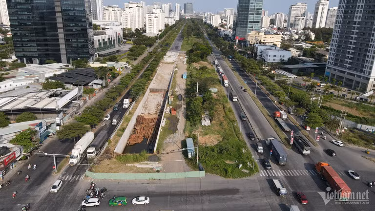 Ở phía Nam của TP.HCM, nhiều dự án hạ tầng giao thông cũng đang triển khai.