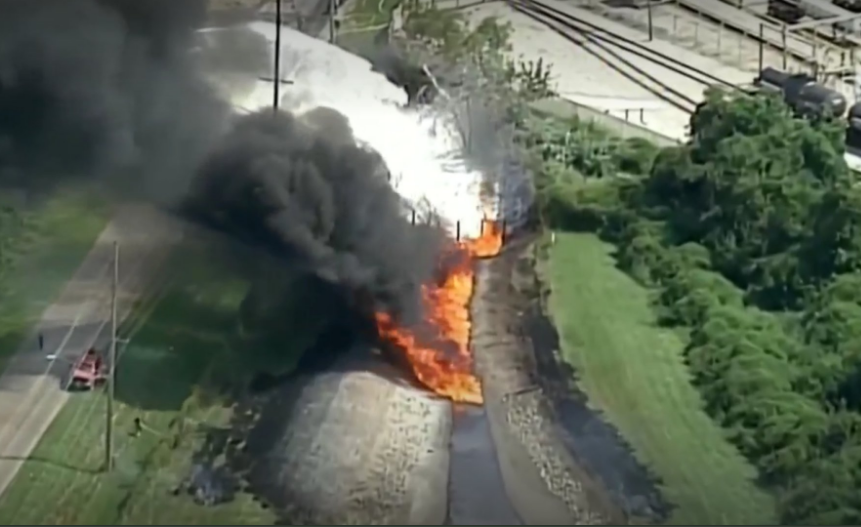 16 toa tàu bị trật bánh bốc cháy dữ dội ở Illinois ảnh 1