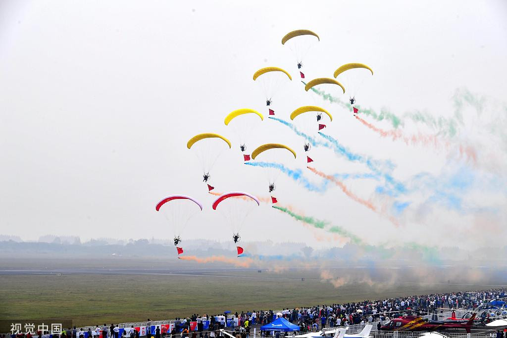 Các đội bay biểu diễn nổi tiếng thế giới xuất hiện trên bầu trời Tứ Xuyên ảnh 6