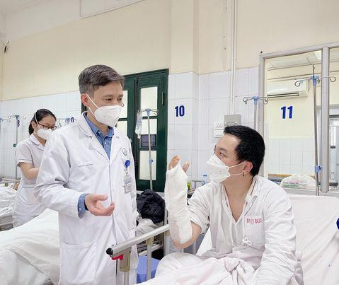 PGS.TS.TTƯT Nguyễn Mạnh Khánh – Phó Viện trưởng Viện Chấn thương chỉnh hình, Trưởng khoa Phẫu thuật Chi trên và Y học thể thao, Bệnh viện Hữu nghị Việt Đức thăm khám cho bệnh nhân sau phẫu thuật