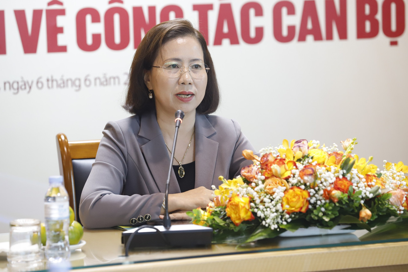 Thay mặt Đảng đoàn, Ban Thường vụ Trung ương Hội Nông dân Việt Nam, đồng chí Bùi Thị Thơm- Phó Chủ tịch Ban Chấp hành Trung ương Hội Nông dân Việt Nam phát biểu, giao nhiệm vụ cho tân Tổng Biên tập báo Nông thôn Ngày nay/điện tử Dân Việt Nguyễn Văn Hoài. Ảnh: P.Hưng.