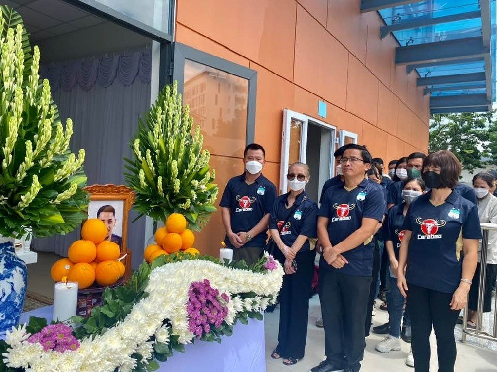 Đại diện CLB Hoàng Anh Gia Lai và cổ động viên Hoàng Anh Gia Lai tiễn biệt tiền đạo Paollo (Ảnh: HAGL FC).