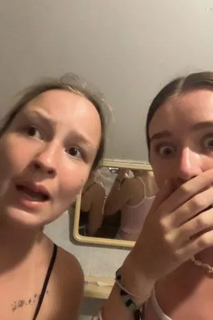 Hai cô gái trẻ hoảng sợ nhốt mình trong phòng tắm trong khi Jemma gọi điện cho khách sạn. Hai cô gái trẻ hoảng sợ nhốt mình trong phòng tắm trong khi Jemma gọi điện cho khách sạn.