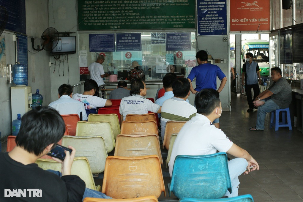 Phòng chờ nhận thủ tục hành chính tại Trung tâm Đăng kiểm 50-02S vào sáng nay khá vắng (Ảnh: An Huy).