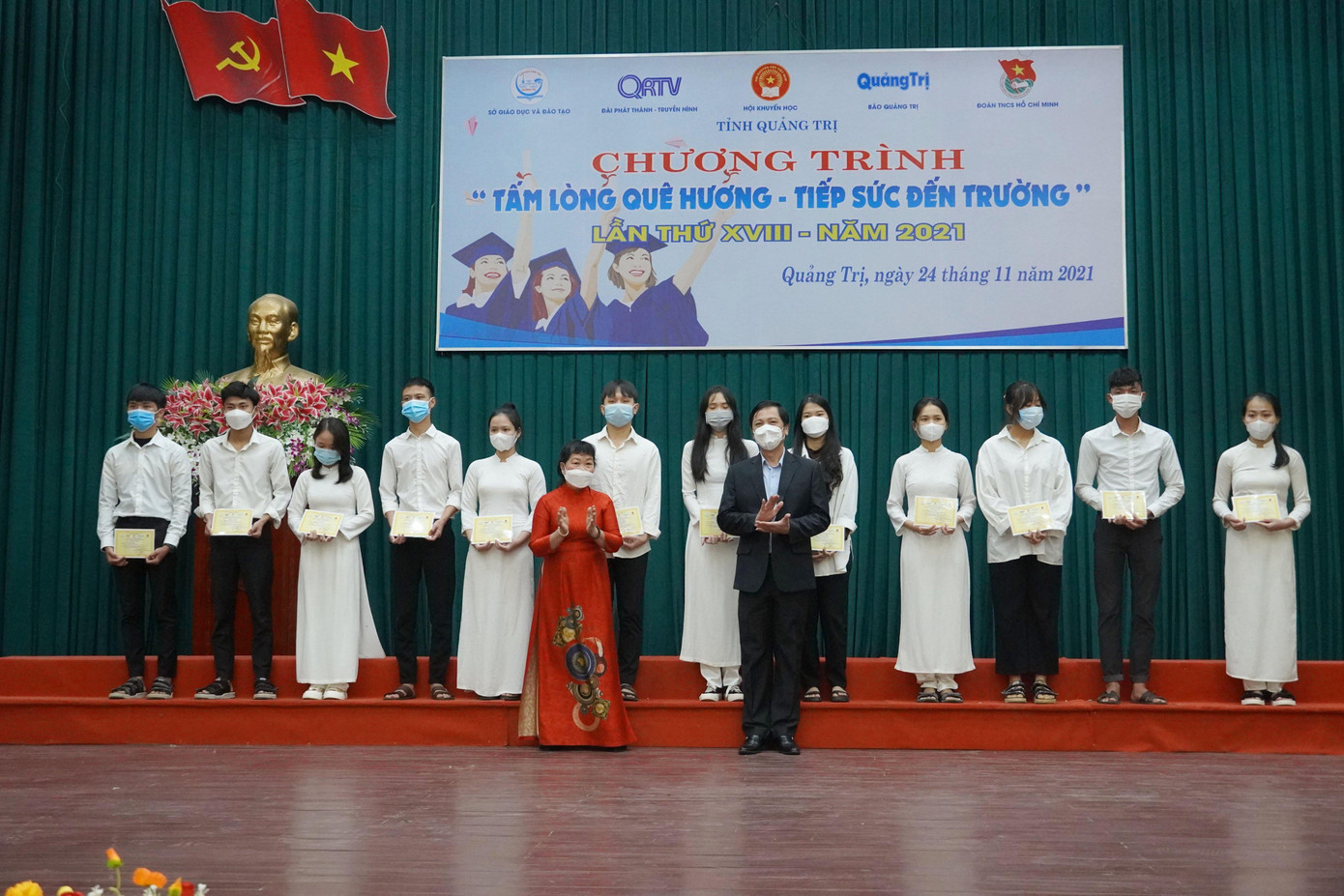 Ban tổ chức trao các suất học bổng dành cho các em.