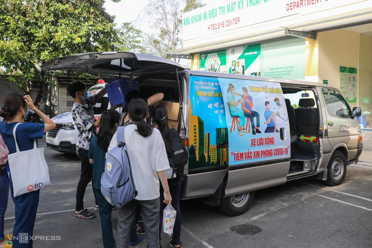 Khoảng 8h, các nhân viên bệnh viện chuẩn bị vaccine, dụng cụ y tế, đồ nghề bảo hộ... lên xe. Theo kế hoạch, mỗi ngày từng đội sẽ đi khoảng 7 điểm trong thành phố Thủ Đức, dự kiến tiêm cho hơn 200 người.