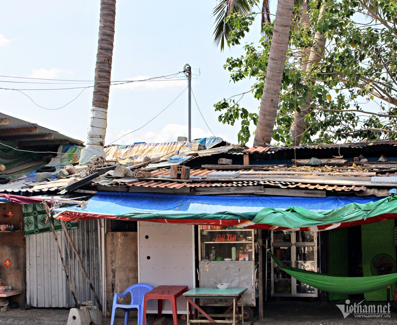 4 thân dừa như cột đỡ, giúp căn nhà vượt qua mùa mưa bão. Ảnh: Hà Nguyễn 4 thân dừa như cột đỡ, giúp căn nhà vượt qua mùa mưa bão. Ảnh: Hà Nguyễn