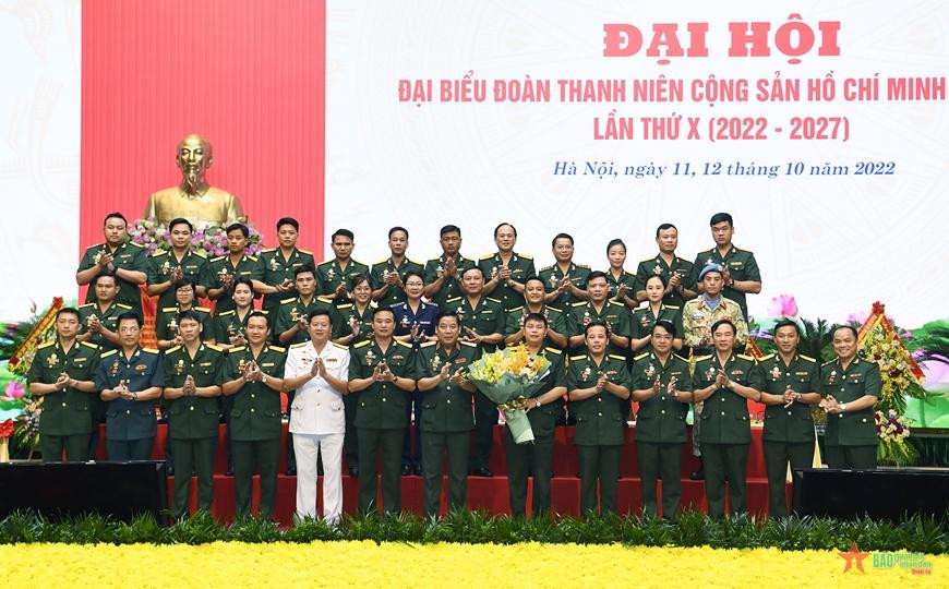 Thiếu tướng Nguyễn Văn Gấu tặng hoa chúc mừng đoàn đại biểu Quân đội dự Đại hội đại biểu toàn quốc Đoàn TNCS Hồ Chí Minh lần thứ XII. Thiếu tướng Nguyễn Văn Gấu tặng hoa chúc mừng đoàn đại biểu Quân đội dự Đại hội đại biểu toàn quốc Đoàn TNCS Hồ Chí Minh lần thứ XII.