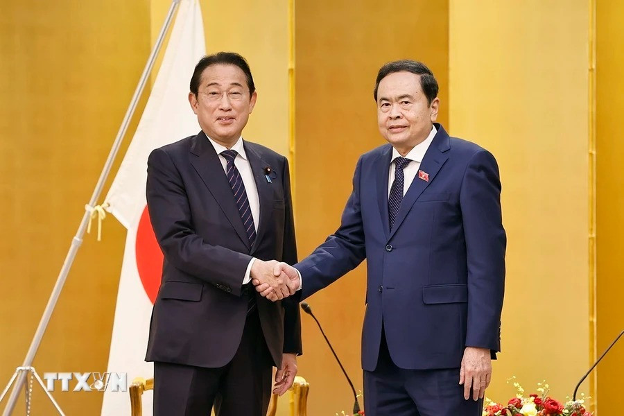 Chủ tịch Quốc hội Trần Thanh Mẫn tiếp cựu Thủ tướng Nhật Bản Kishida Fumio. (Ảnh: Doãn Tấn/TTXVN)