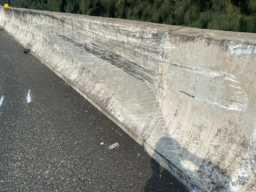 Sau khi nổ lốp, ôtô va chạm mạnh với dải phân cách cứng gần làn khẩn cấp rồi lật 5-6 vòng. Ảnh: Cục Quản lý đường bộ IV. Sau khi nổ lốp, ôtô va chạm mạnh với dải phân cách cứng gần làn khẩn cấp rồi lật 5-6 vòng. Ảnh: Cục Quản lý đường bộ IV.