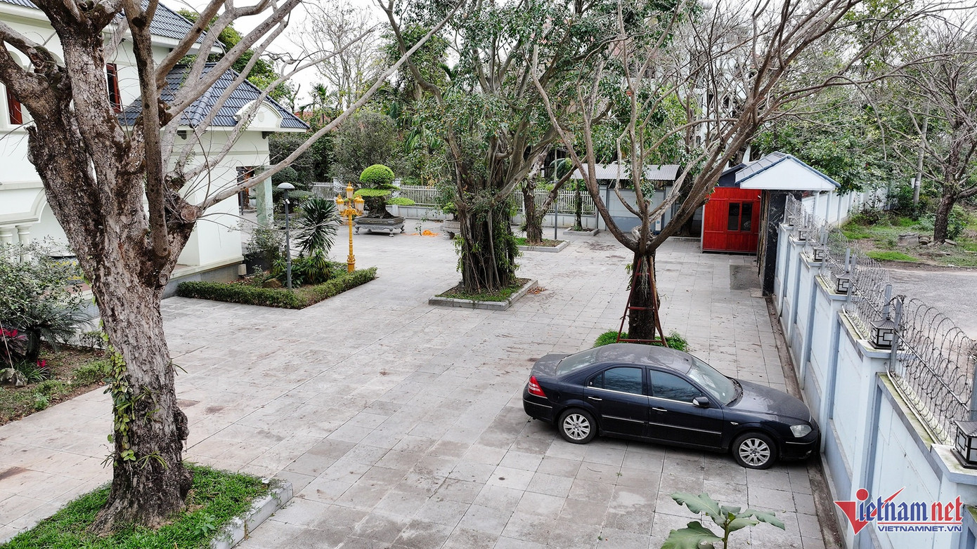 Một chiếc ô tô phủ kín bụi đỗ trong sân nhà Hậu 'Pháo'. Ảnh: Đức Hoàng.