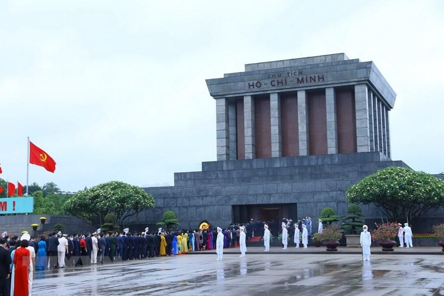 Quang cảnh các đại biểu Quốc hội vào Lăng viếng Chủ tịch Hồ Chí Minh. (Ảnh: Văn Điệp/TTXVN)