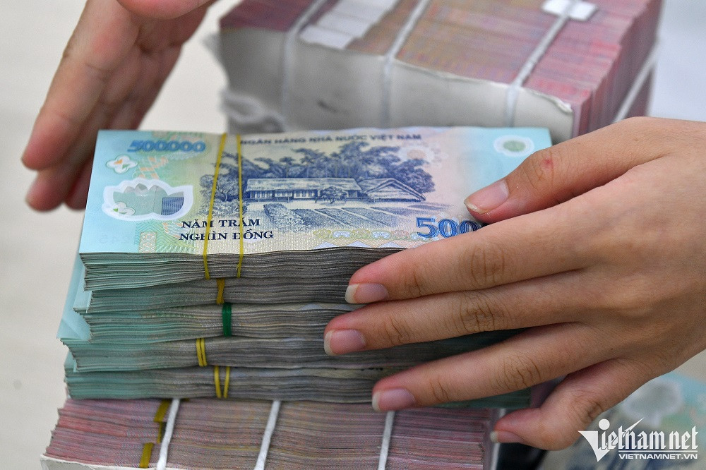 Dù khó khăn nhưng nhiều doanh nghiệp bất động sản vẫn thưởng Tết bằng tháng lương thứ 13 cho nhân viên (Ảnh minh họa: Hoàng Hà). Dù khó khăn nhưng nhiều doanh nghiệp bất động sản vẫn thưởng Tết bằng tháng lương thứ 13 cho nhân viên (Ảnh minh họa: Hoàng Hà).