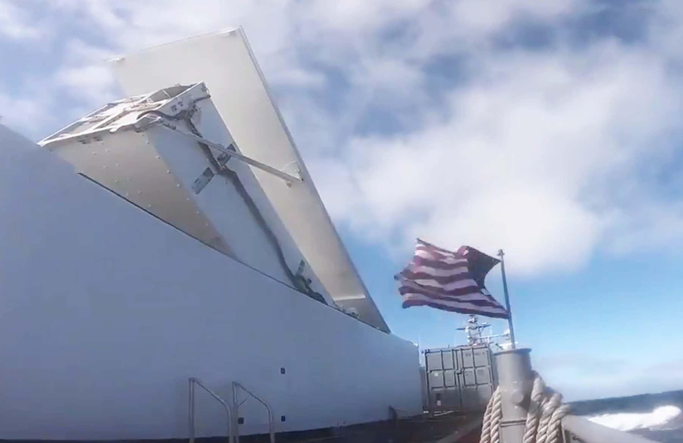 USV Ranger ra biển với bệ phóng tương tự thùng container chở hàng thông thường. Khi vào vị trí bắn, tên lửa chuẩn bị khai hỏa, nắp thùng container mở ra và tên lửa được dựng thẳng lên trời. USV Ranger ra biển với bệ phóng tương tự thùng container chở hàng thông thường. Khi vào vị trí bắn, tên lửa chuẩn bị khai hỏa, nắp thùng container mở ra và tên lửa được dựng thẳng lên trời.