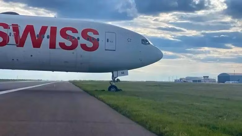 Một chiếc Boeing 777-300ER của Swiss International Air Lines trượt khỏi đường băng ở Astana. Một chiếc Boeing 777-300ER của Swiss International Air Lines trượt khỏi đường băng ở Astana.