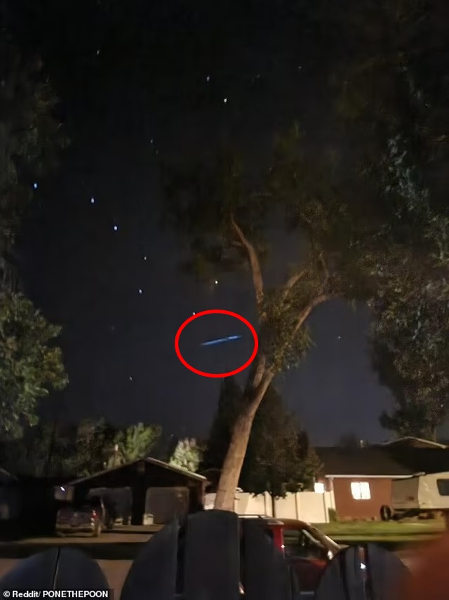 Cảnh tượng vật thể bay lơ lửng với hàng loạt những chiếc đèn nhấp nháy xoay vòng khiến nhiều người cho rằng đây là UFO và không khỏi xôn xao.