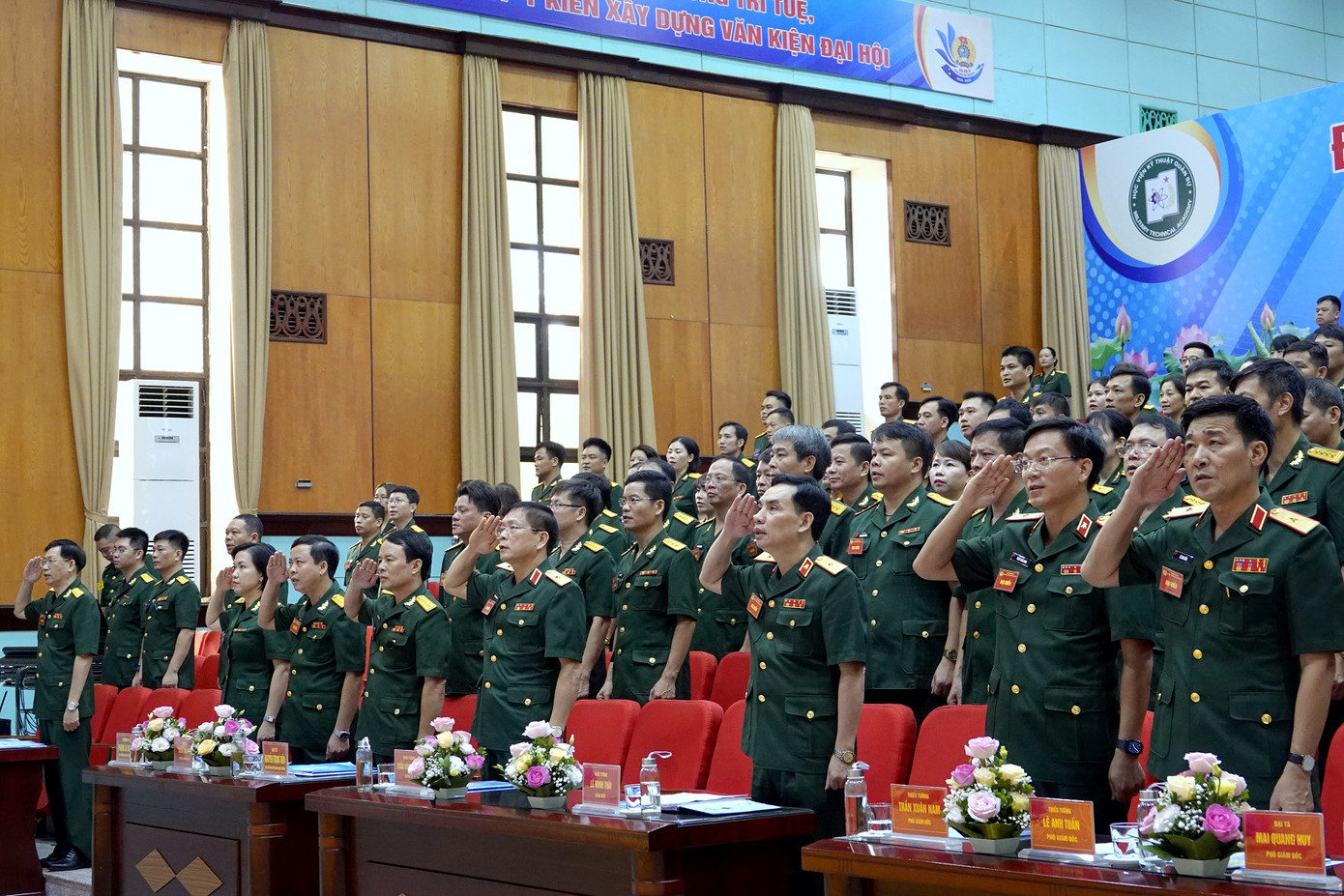 Đại biểu dự đại hội làm lễ chào cờ, sáng 23/8. Đại biểu dự đại hội làm lễ chào cờ, sáng 23/8.