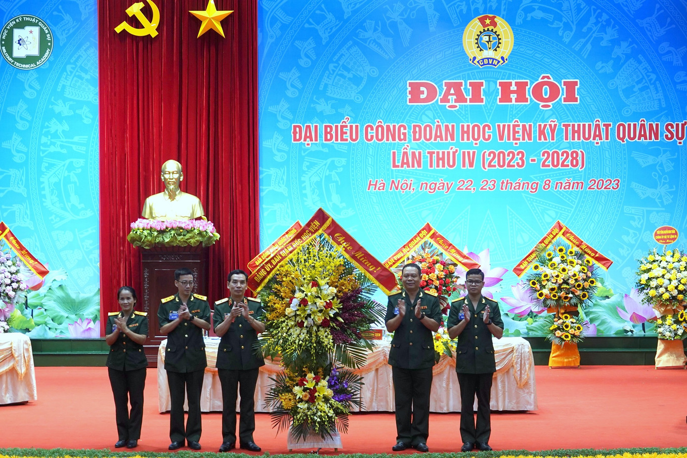 Thiếu tướng Lê Minh Thái - Giám đốc Học viện KTQS tặng hoa chúc mừng đại hội. Thiếu tướng Lê Minh Thái - Giám đốc Học viện KTQS tặng hoa chúc mừng đại hội.