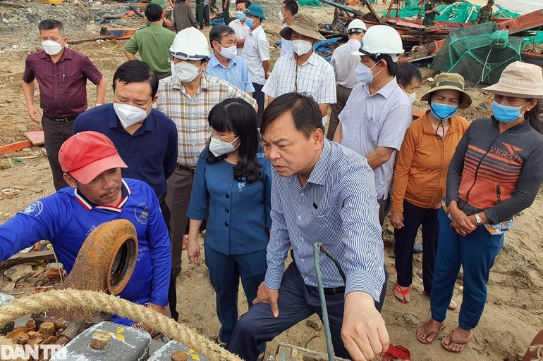 Ngư dân Nguyễn Thanh Nguyên (mũ đỏ) thuật lại việc con tàu bị đánh úp.