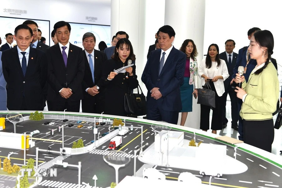 Chiều 10/10, Đoàn đại biểu Đảng Cộng sản Việt Nam tham quan Trung tâm vận hành sáng tạo kiểu mẫu xe tự lái cao cấp thành phố Bắc Kinh. (Ảnh: Thành Dương/TTXVN)