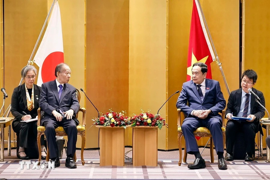 Trong khuôn khổ chuyến thăm chính thức Nhật Bản, Chủ tịch Quốc hội Trần Thanh Mẫn tiếp Chủ tịch Liên minh Nghị sỹ hữu nghị Nhật-Việt Nikai Toshihiro. (Ảnh: Doãn Tấn/TTXVN)