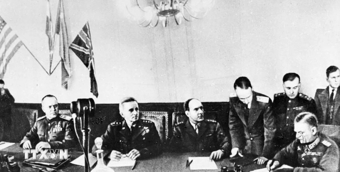 Đêm 8/5/1945, tại ngoại ô thủ đô Berlin của Đức (rạng sáng 9/5 theo giờ Moskva), phát-xít Đức đã ký văn bản đầu hàng không điều kiện Liên Xô và các nước đồng minh, chấm dứt Chiến tranh thế giới lần thứ hai tại châu Âu. (Ảnh: Tư liệu quốc tế/TTXVN)