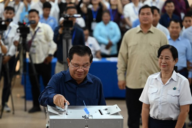 Chủ tịch CPP, Thủ tướng Chính phủ Hoàng gia Campuchia Samdech Techo Hun Sen bỏ phiếu tại một địa điểm bầu cử ở tỉnh Kandal, ngày 23/7/2023. (Ảnh: TTXVN)