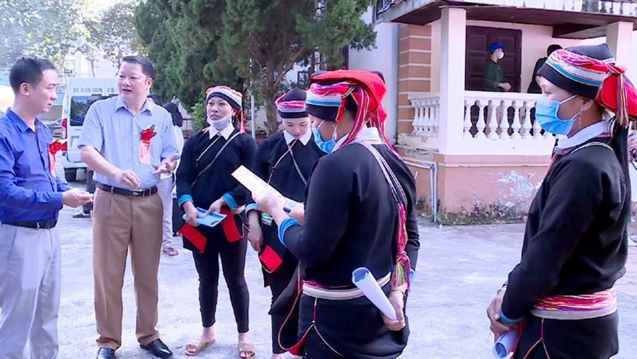 Lãnh đạo huyện Bắc Mê và doanh nghiệp tư vấn, giới thiệu tới người dân về các chính sách việc làm.